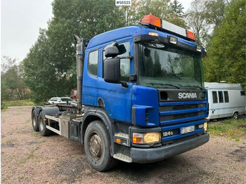 Koukkulava kuorma-auto SCANIA P124