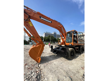 Pyöräalustainen kaivinkone DOOSAN DX210