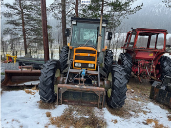 Traktori 1983 Renault 651.4S w/front hydraulics and micro shear: kuva Traktori 1983 Renault 651.4S w/front hydraulics and micro shear