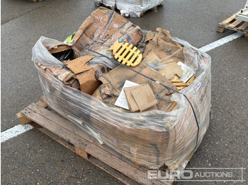 Rakennustarvikkeet Pallet of Various Wooden Pot Stands: kuva Rakennustarvikkeet Pallet of Various Wooden Pot Stands