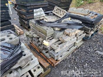 Rakennustarvikkeet Pallet of Heras Fencing Bases: kuva Rakennustarvikkeet Pallet of Heras Fencing Bases