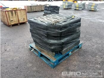 Rakennustarvikkeet Pallet of Rubber Bases to suit Heras Fencing: kuva Rakennustarvikkeet Pallet of Rubber Bases to suit Heras Fencing