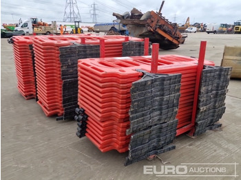 Rakennustarvikkeet Stillage of Plastic Pedestrian Fencing (3 of): kuva Rakennustarvikkeet Stillage of Plastic Pedestrian Fencing (3 of)