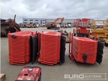 Rakennustarvikkeet Stillage of Plastic Pedestrian Fencing (3 of): kuva Rakennustarvikkeet Stillage of Plastic Pedestrian Fencing (3 of)