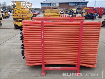 Rakennustarvikkeet Stillage of Plastic Pedestrian Fencing (3 of): kuva Rakennustarvikkeet Stillage of Plastic Pedestrian Fencing (3 of)