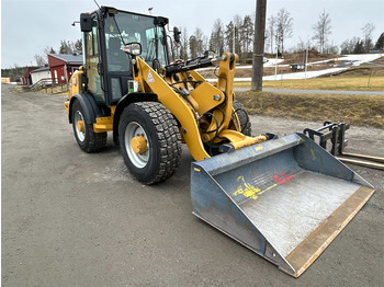 Pyöräkuormaaja CATERPILLAR 906M