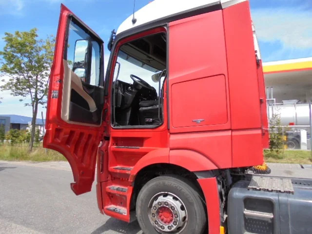 Vetopöytäauto Mercedes-Benz Actros 1843: kuva Vetopöytäauto Mercedes-Benz Actros 1843