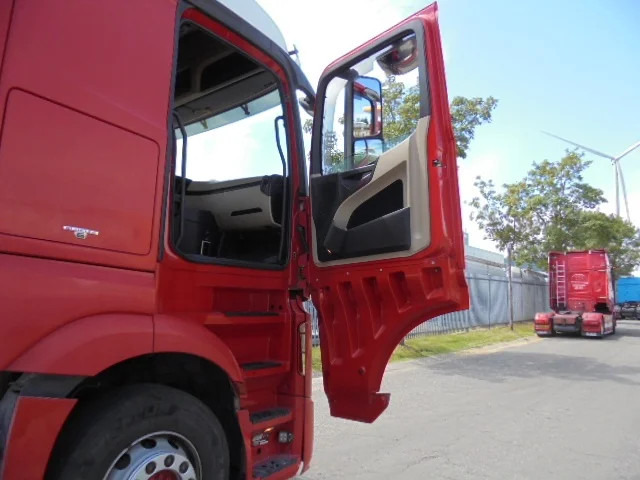 Vetopöytäauto Mercedes-Benz Actros 1843: kuva Vetopöytäauto Mercedes-Benz Actros 1843