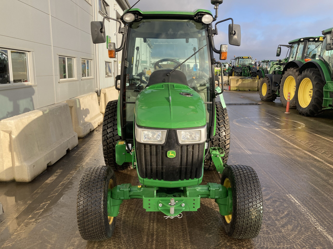 Leasing  JOHN DEERE 4066R COMPACT TRACTOR JOHN DEERE 4066R COMPACT TRACTOR: kuva Leasing  JOHN DEERE 4066R COMPACT TRACTOR JOHN DEERE 4066R COMPACT TRACTOR