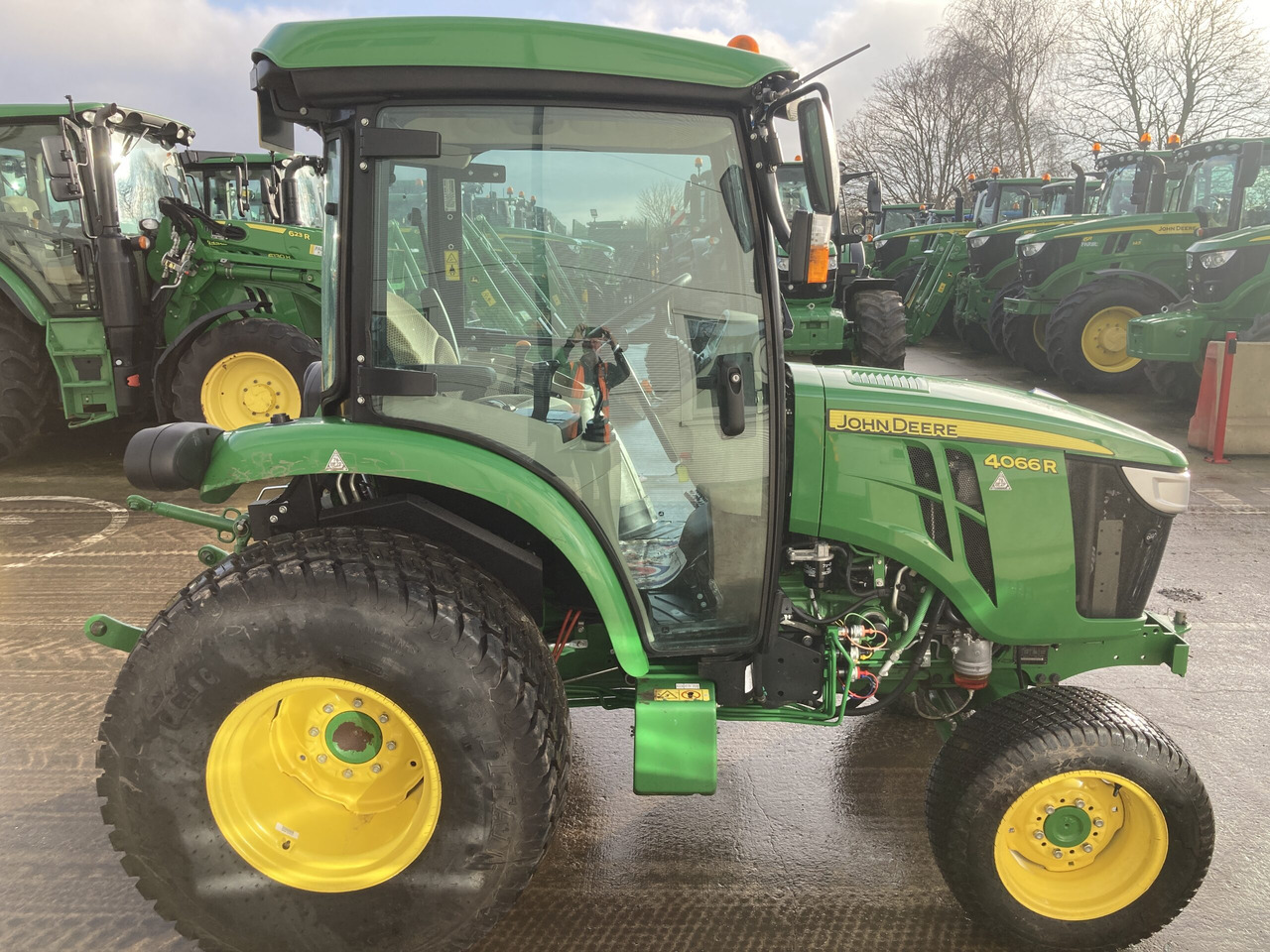 Leasing  JOHN DEERE 4066R COMPACT TRACTOR JOHN DEERE 4066R COMPACT TRACTOR: kuva Leasing  JOHN DEERE 4066R COMPACT TRACTOR JOHN DEERE 4066R COMPACT TRACTOR