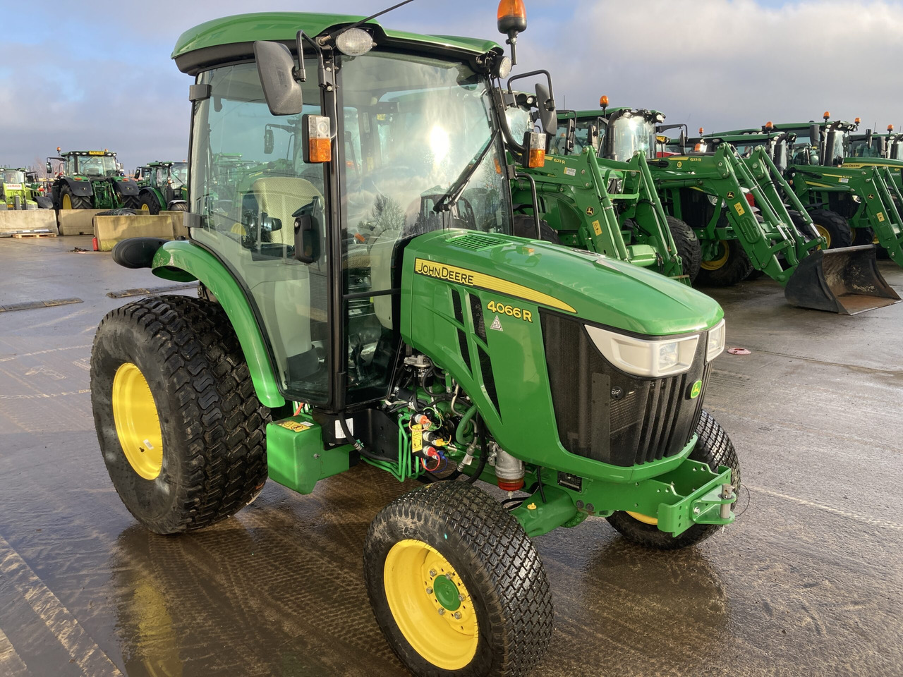 Leasing  JOHN DEERE 4066R COMPACT TRACTOR JOHN DEERE 4066R COMPACT TRACTOR: kuva Leasing  JOHN DEERE 4066R COMPACT TRACTOR JOHN DEERE 4066R COMPACT TRACTOR