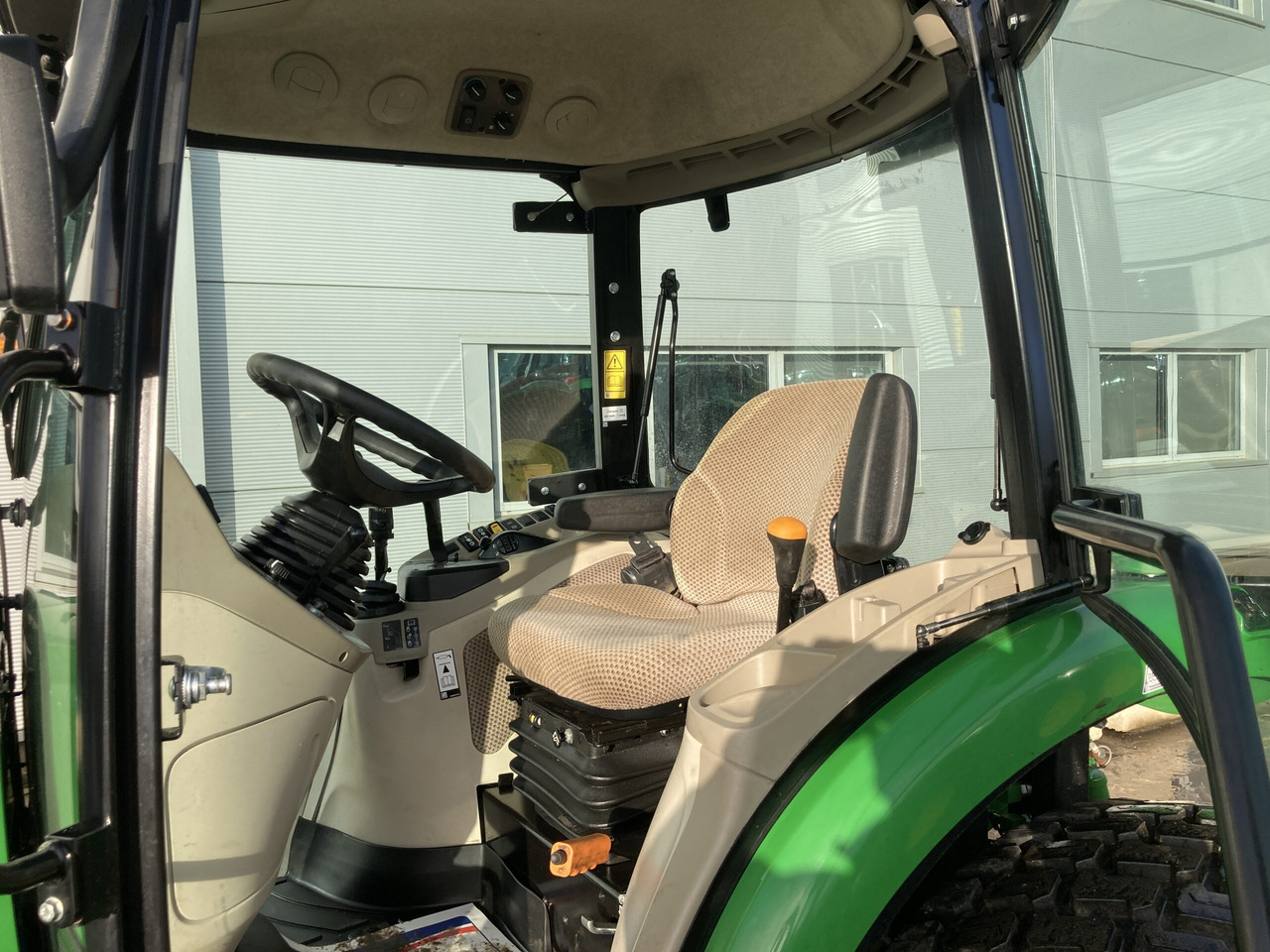 Leasing  JOHN DEERE 4066R COMPACT TRACTOR JOHN DEERE 4066R COMPACT TRACTOR: kuva Leasing  JOHN DEERE 4066R COMPACT TRACTOR JOHN DEERE 4066R COMPACT TRACTOR