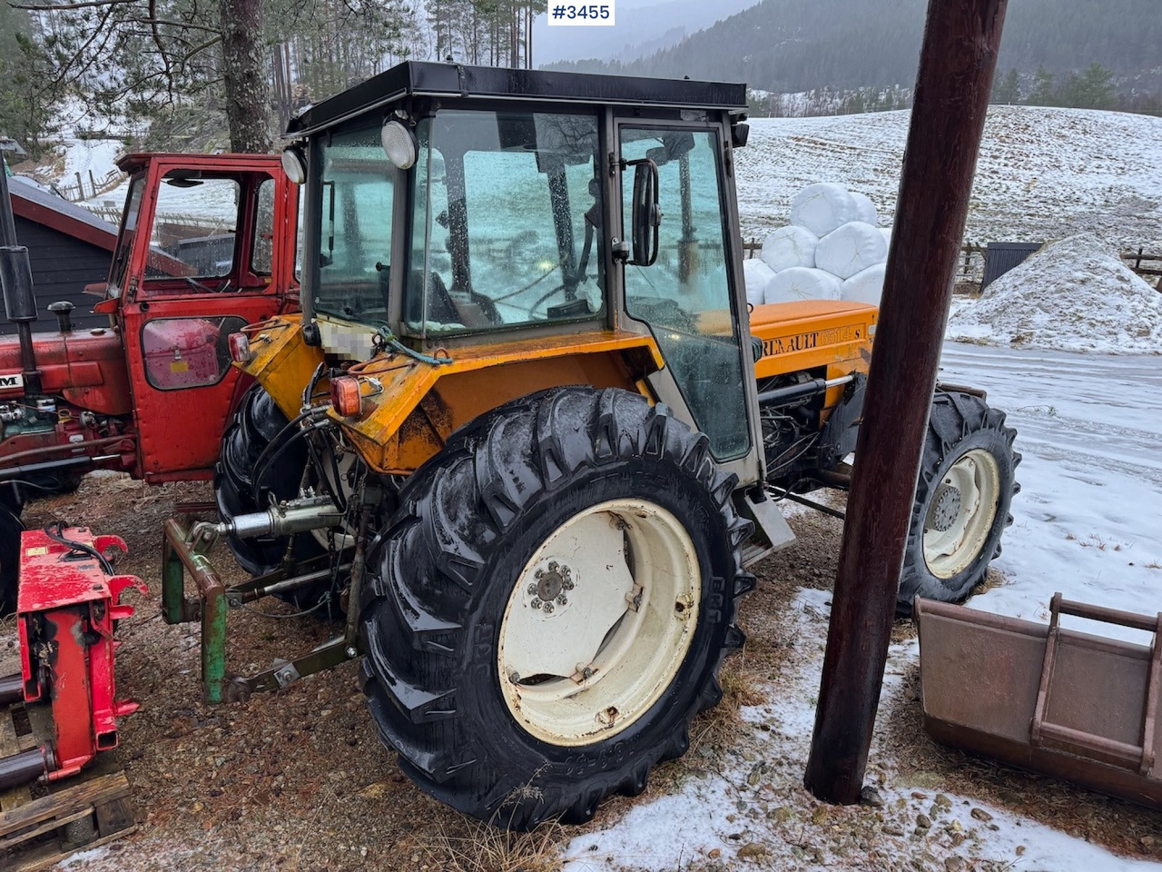 Traktori 1983 Renault 651.4S w/front hydraulics and micro shear: kuva Traktori 1983 Renault 651.4S w/front hydraulics and micro shear