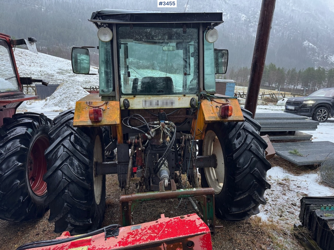 Traktori 1983 Renault 651.4S w/front hydraulics and micro shear: kuva Traktori 1983 Renault 651.4S w/front hydraulics and micro shear