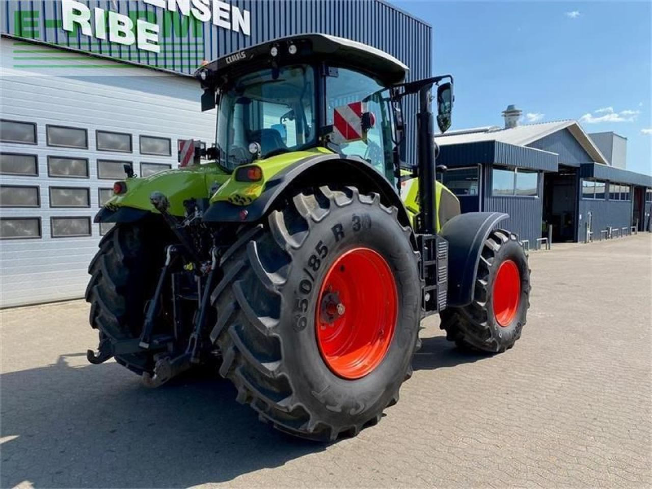 Traktori CLAAS axion 830 cis + med front pto: kuva Traktori CLAAS axion 830 cis + med front pto