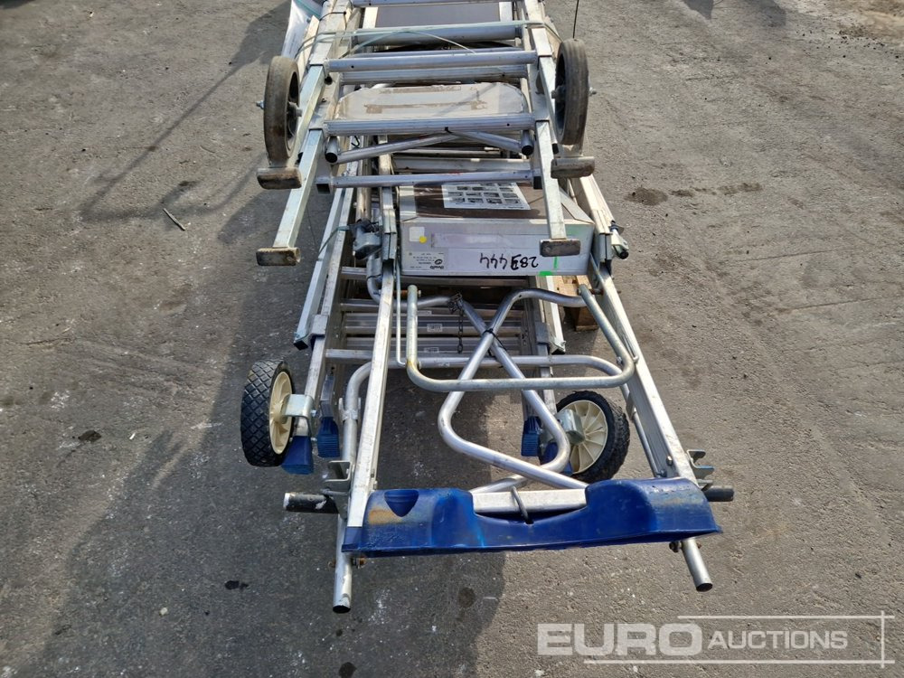 Rakennustarvikkeet Pallet of Ladders: kuva Rakennustarvikkeet Pallet of Ladders