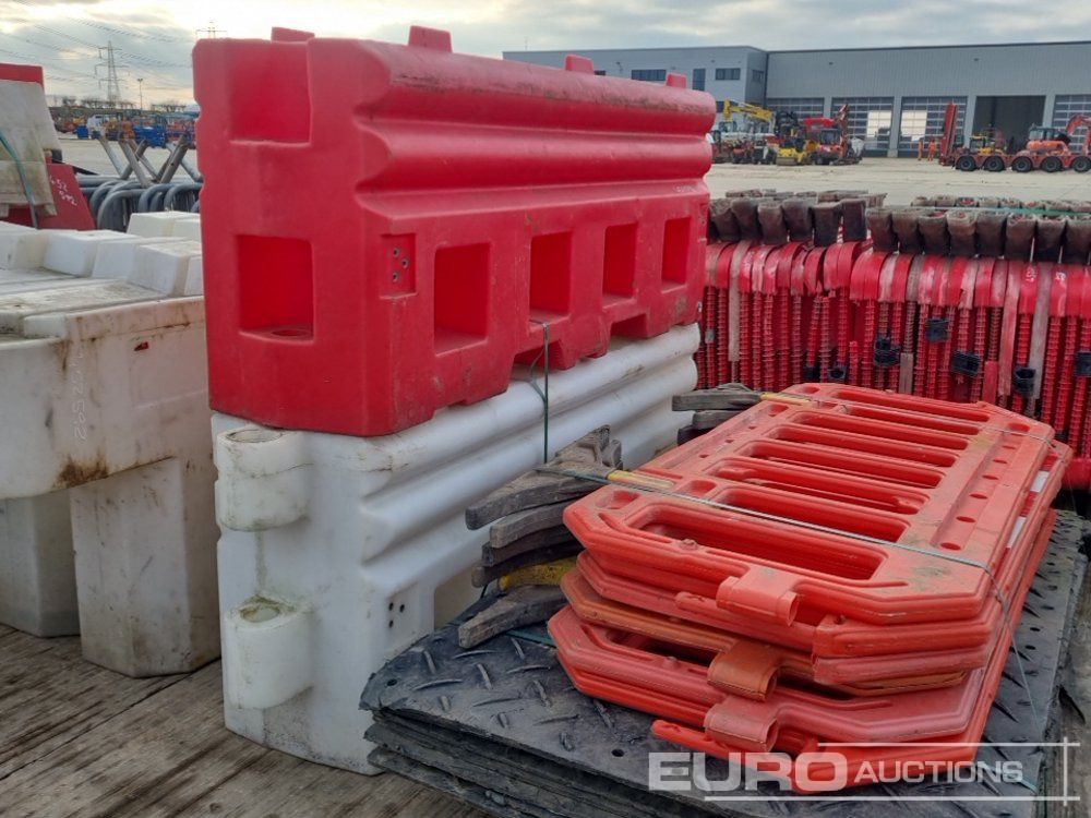 Rakennustarvikkeet Bundle of Plastic Pedestrian Safety Barrier (5 of), Bundle of Metal Pedestrian Barrier (3 of), Bundle of Water Filled Barrier (3 of), Bundle of Plastic Mats: kuva Rakennustarvikkeet Bundle of Plastic Pedestrian Safety Barrier (5 of), Bundle of Metal Pedestrian Barrier (3 of), Bundle of Water Filled Barrier (3 of), Bundle of Plastic Mats