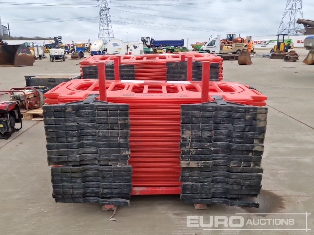 Rakennustarvikkeet Stillage of Plastic Pedestrian Fencing (3 of): kuva Rakennustarvikkeet Stillage of Plastic Pedestrian Fencing (3 of)