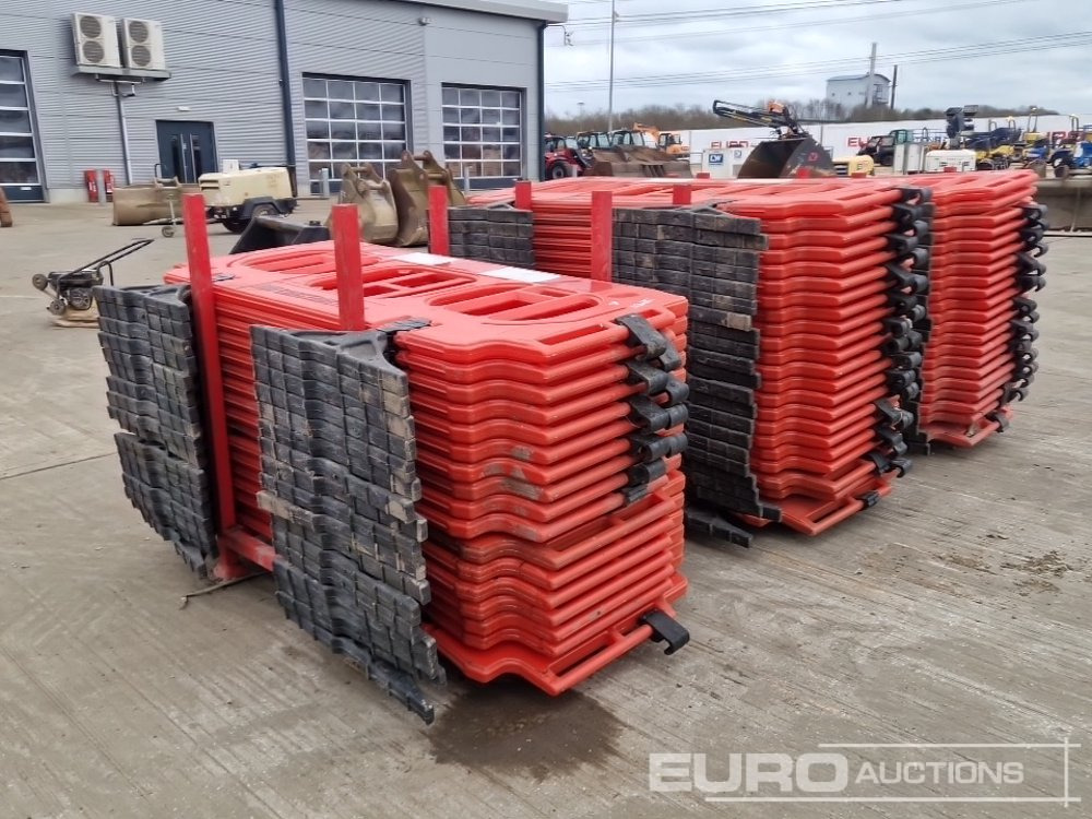 Rakennustarvikkeet Stillage of Plastic Pedestrian Fencing (3 of): kuva Rakennustarvikkeet Stillage of Plastic Pedestrian Fencing (3 of)